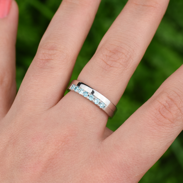 Bague-bleu-clair-argent-main-Naomi