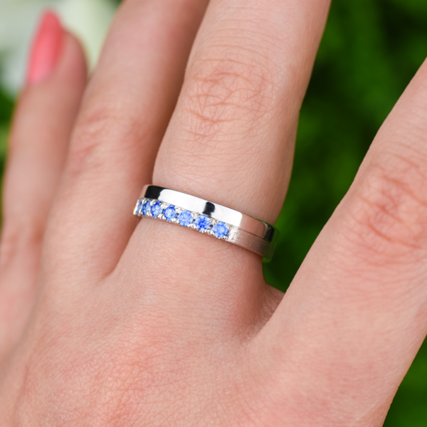 Bague-bleu-fonce-argent-main-Naomi