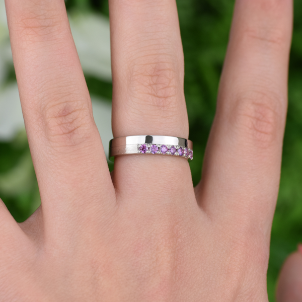 Bague-mauve-fonce-argent-main-Naomi